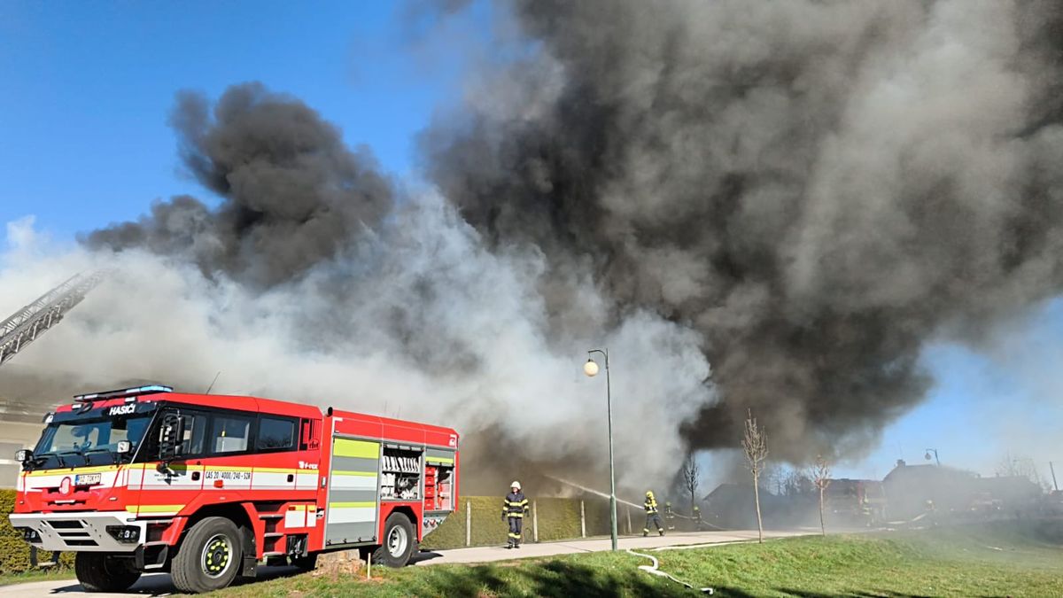Na Semilsku hoří průmyslový areál